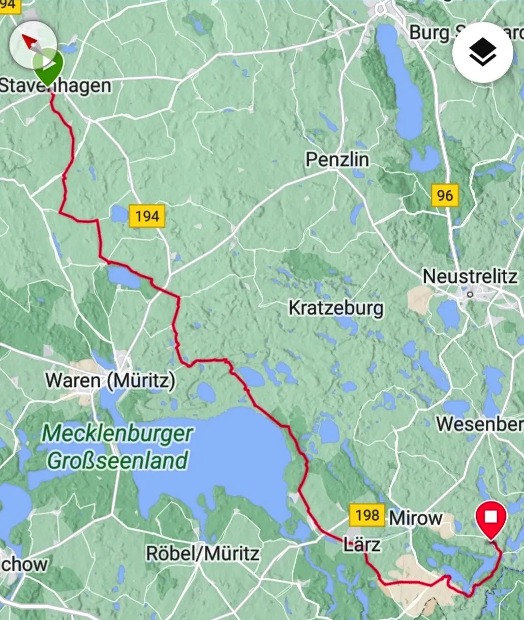 Auf den Spuren des Müritzlaufs. Zumindest von VP1 (Schwarzenhof) bis zum Abzweiger Rechlin Nord (km30). Und das Ding scheint heute sogar ausgetragen zu werden. Wegmarkierungen auf dem Ausphalt gab es reichlich. Ich bin dann mehr der Etappenfan. Also heute an den Rätzsee geradelt, und morgen wieder zurück. Zwischendurch die Bausünde an der Fleether Mühle mitfinanziert. Auch wenns nur die stylische Radlerunterkunft mit Gemeinschaftsbad ist. Die ist allerdings empfehlenswert. 222 Minuten war ich auf den 80 km unterwegs. Das gute alte Trekkingrad geht noch und vor allem fixer als mit dem MTB. Sandwege gehen ja trotzdem . Der Regen bliebt am Himmel. Klaro, hatte ja die komplette Regenausrüstung im Campingbeutel.